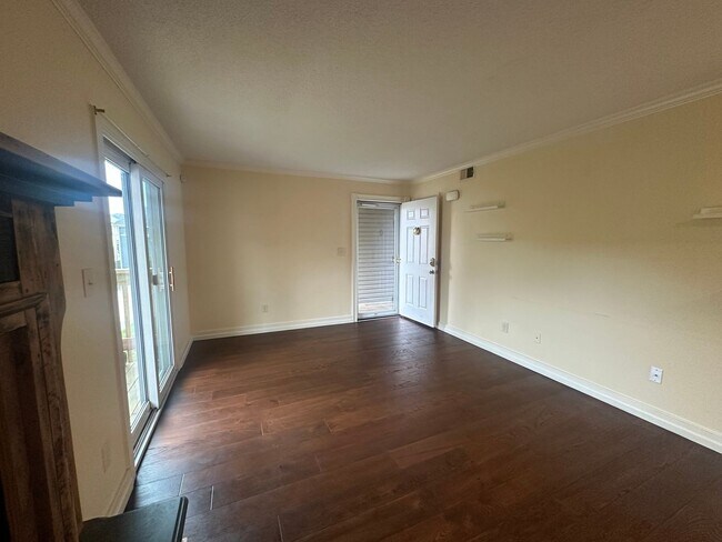 Building Photo - Beautiful 2-bedroom, 2-bath Condo just one block to the beach