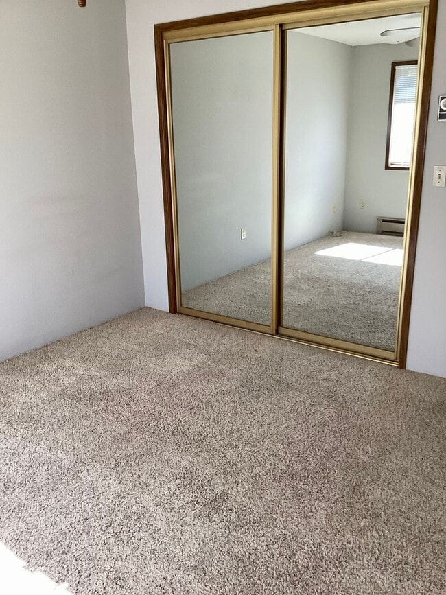 Building Photo - Cute 2 bed 1 bath apartment in nice neighborhood