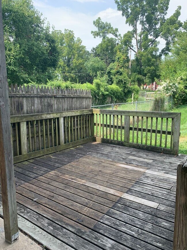 Building Photo - 4 bedroom, 1 bath, 3 story half double house