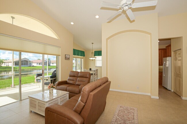 Building Photo - 351 NW Shoreview Dr