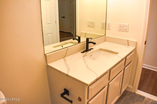 Building Photo - 43 Blue Haw Ct