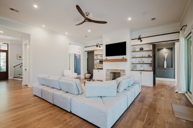 Building Photo - Stunning Custom Home in Palmetto Bluff