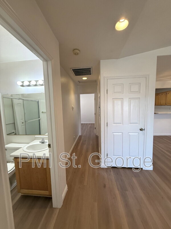 Building Photo - 2605 E 700 N