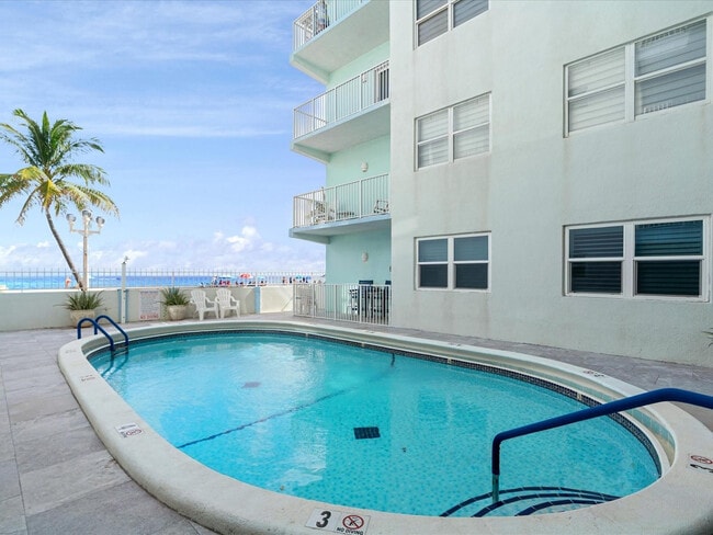 Building Photo - 2600 N Surf Rd