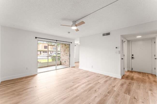 Building Photo - Charming Condo Retreat in Winter Park - Spacious 727 sq. ft. Home with lots of Community Features!