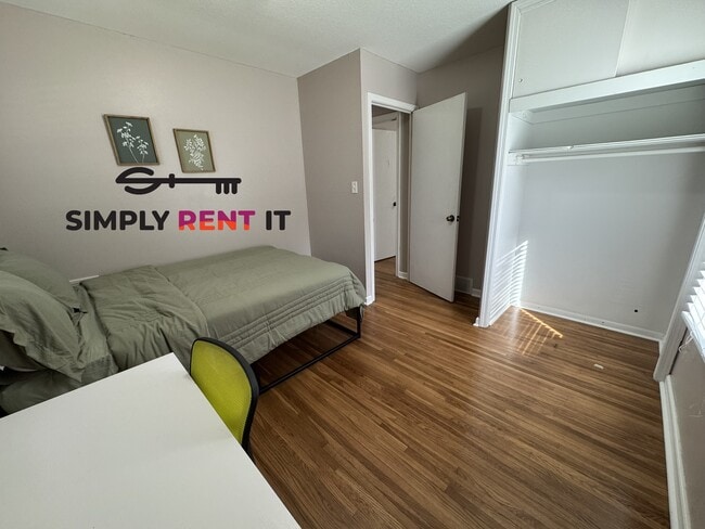 Building Photo - Updated 3+ Bedroom, 1.5 Bath Avail Aug 1st