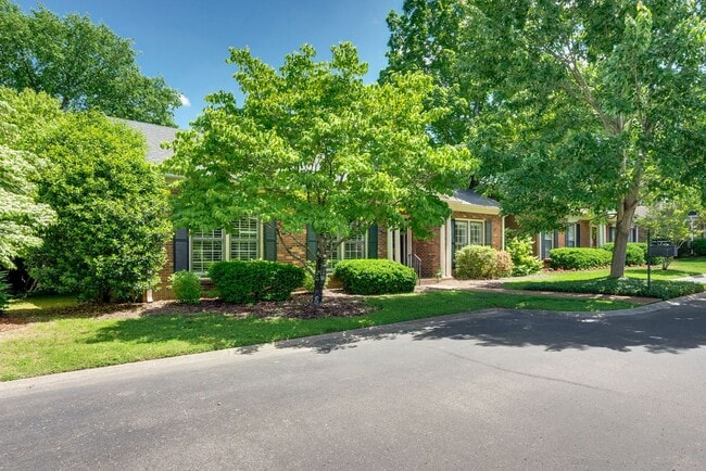 Building Photo - Awesome 3BE/2BA home in the heart of Green...