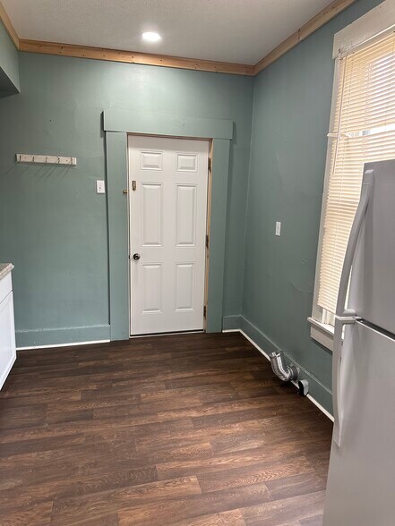 Building Photo - 414 W 7th St