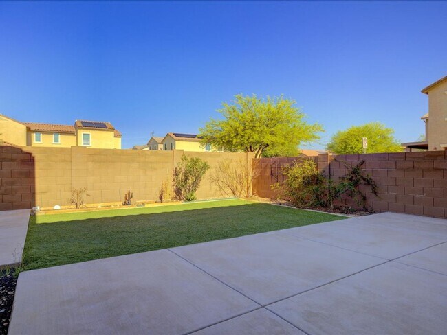 Building Photo - 4 Bedroom, 2.5 Bath COMMUNITY POOL!