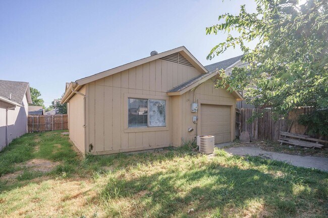 Building Photo - Charming 3-1-1 in S Dallas