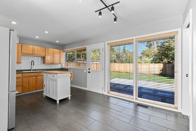 Building Photo - Freshly Updated West Seattle Rambler w/ Ai...