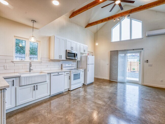 Building Photo - 2Bed 2Bath Home with Washer/Dryer!