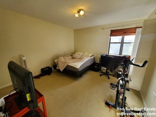 Building Photo - 23 Elm St