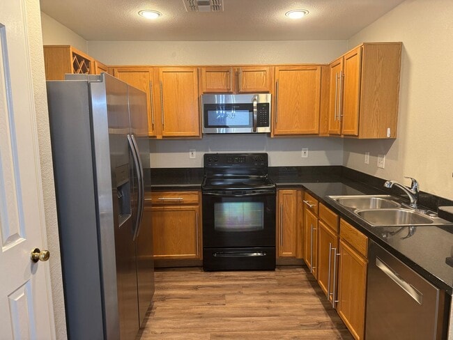 Building Photo - Fantastic 3-bedroom, 2-bathroom townhome  --  1/2 off first month's rent