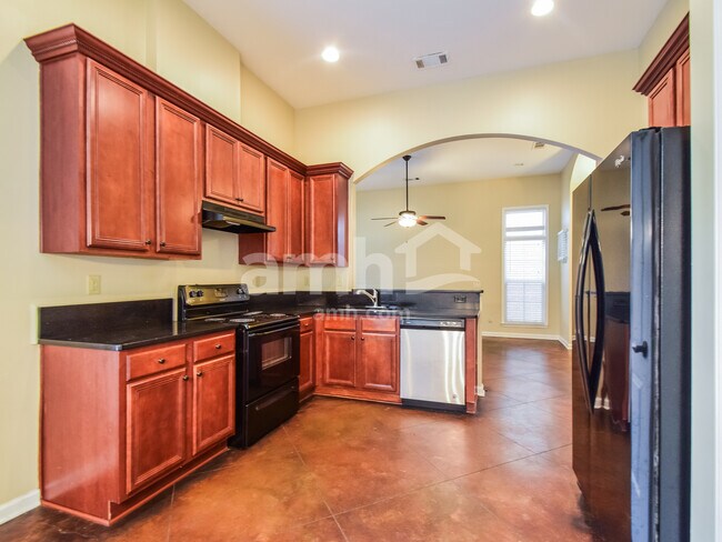 Building Photo - 2406 Lake Garden Dr