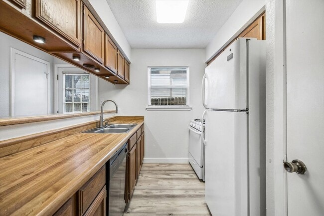 Building Photo - 904 Sirocco Dr