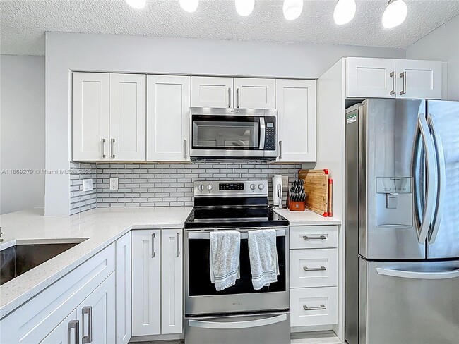 Building Photo - 2228 N Cypress Bend Dr