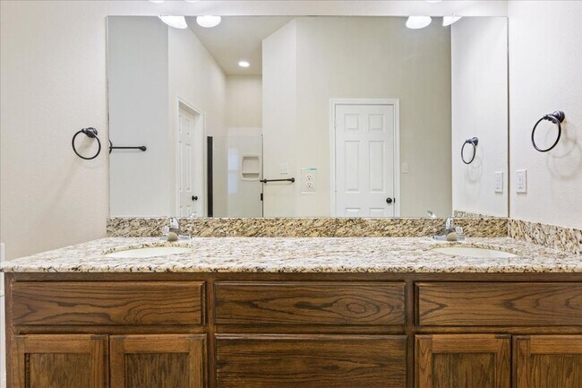 Building Photo - 3BR / 2BA Duplex in Hewitt, Texas | Midway ISD