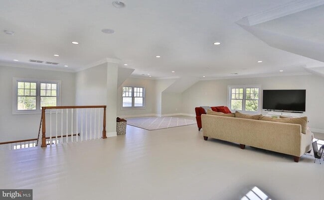 Building Photo - 6329 Linway Terrace