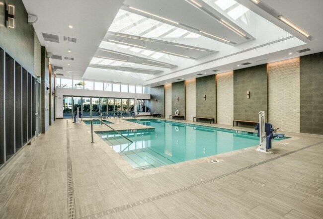 Building Photo - 1Bd/1.5Ba Bellevue Condo