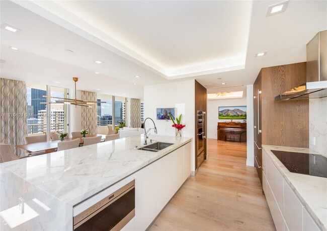 Building Photo - 888 Brickell Key Dr