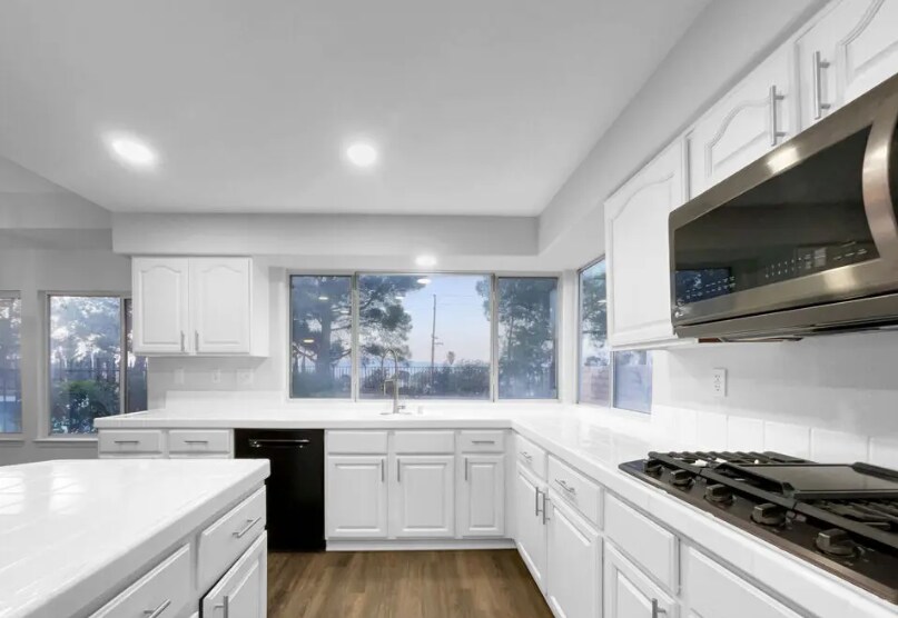 Building Photo - 7323 Ojai Dr