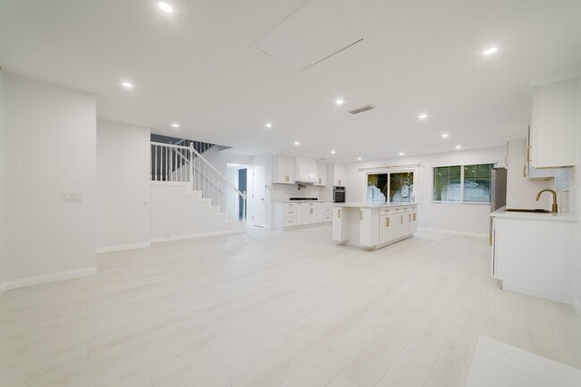 Building Photo - 3163 Camarillo Ave