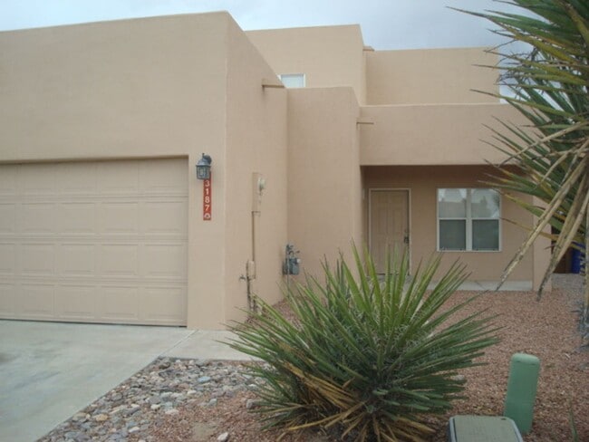 Building Photo - Cute Townhouse in Desirable Area- Close to...