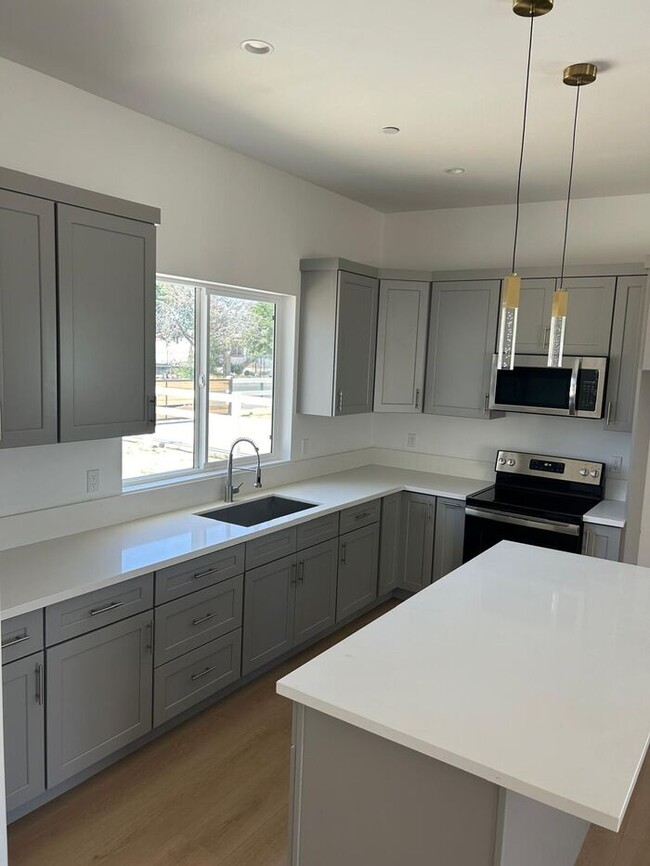 Building Photo - Stunning 3 Bedroom 2 Bathroom House for Re...
