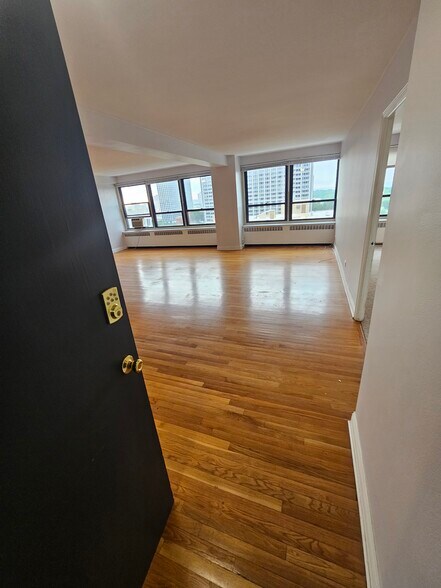 Building Photo - 707 W Gordon Ter