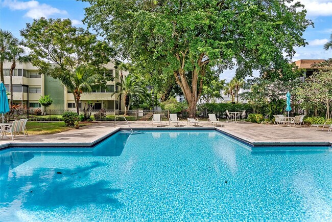 Building Photo - 6075 N Sabal Palm Blvd