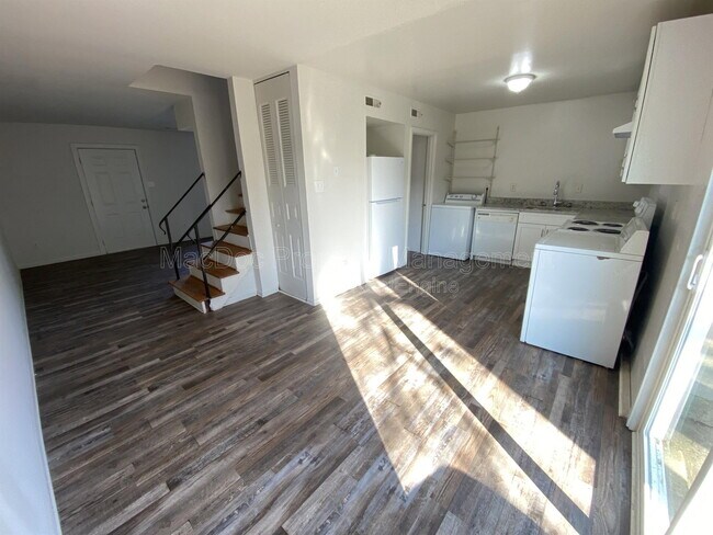 Building Photo - 400 Rann Ct
