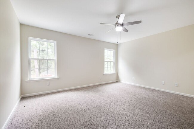 Building Photo - Spacious Custom 8 Bed 4.5 Bath Home on Lar...