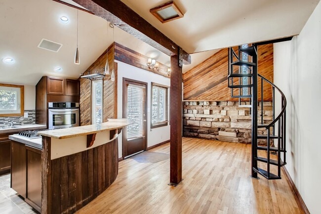 Building Photo - 1525 Crestmore Pl