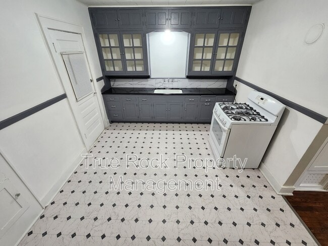 Building Photo - 804 E Main St