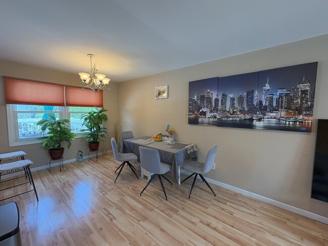 Building Photo - 18 Marquette Pl