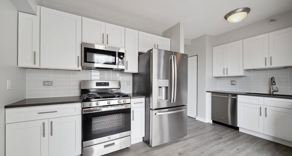 Building Photo - 601 N State St