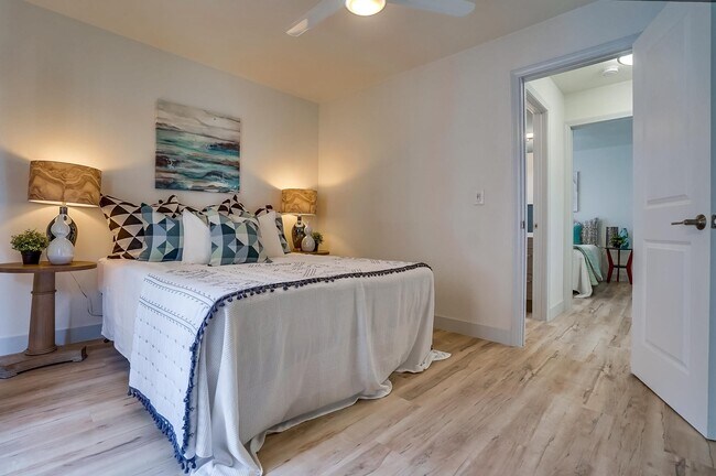 Building Photo - Spacious -2bd/1ba -$2,050.00 - LBC - Parki...