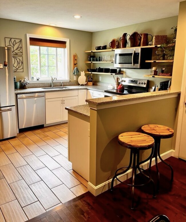 kitchen has plenty of storage - 10 Fairfield Rd