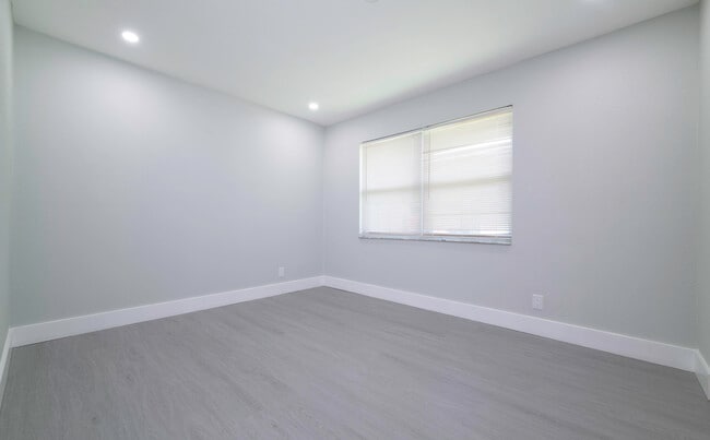 Building Photo - 5020 SW 28th Terrace