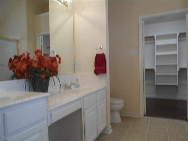 Building Photo - 3013 Foxhollow Dr