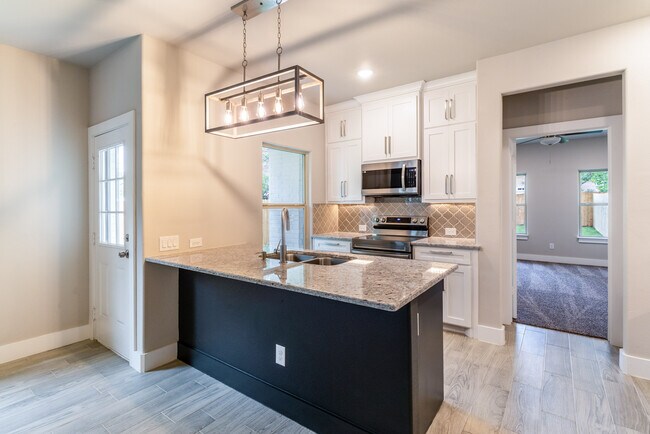 Building Photo - 310 Ditto Ave