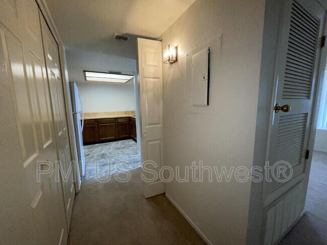 Building Photo - 1800 Club House Dr