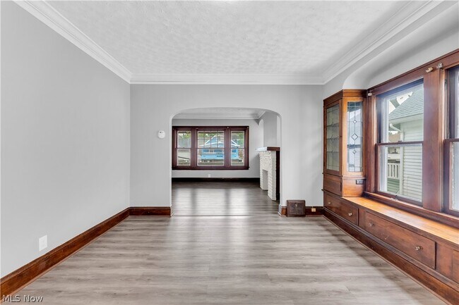 Building Photo - 10123 Greenview Ave