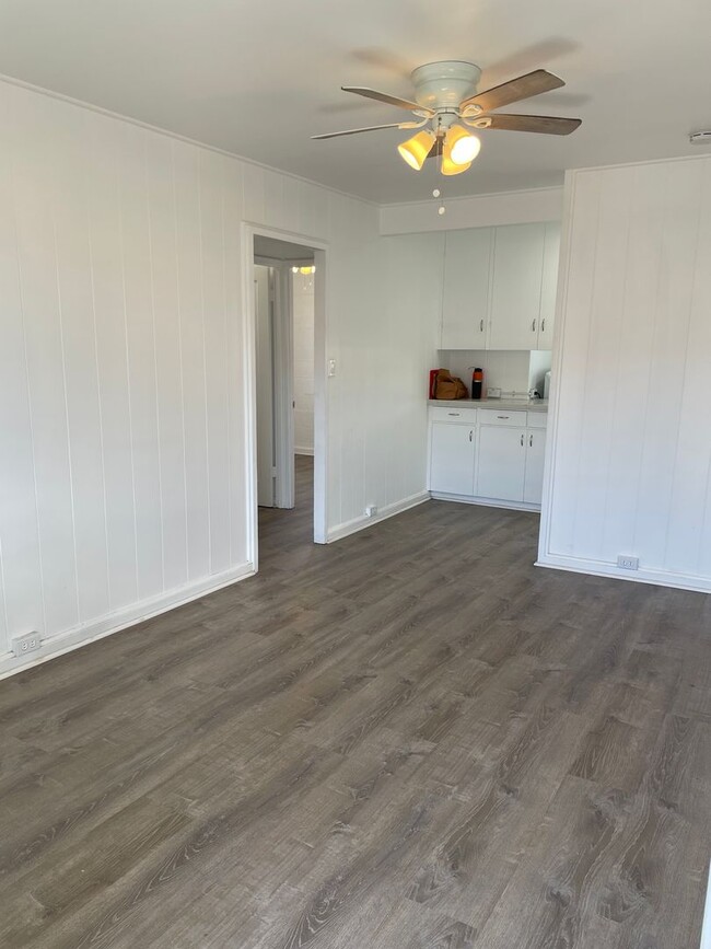 Building Photo - Moiliili - Hausten St - 2 Bdrm/1 Bath/No P...