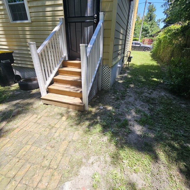 Building Photo - 2021 Hudson St