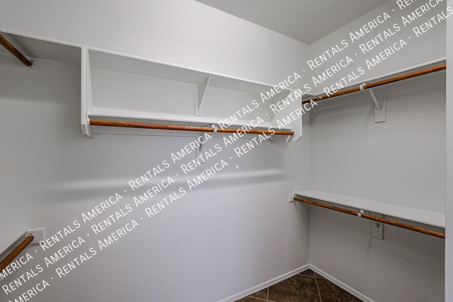 Building Photo - 5907 S 56th Dr