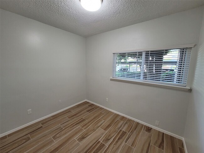 Building Photo - 7055 N Holiday Dr