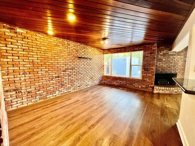 Building Photo - 2016 Canal Dr