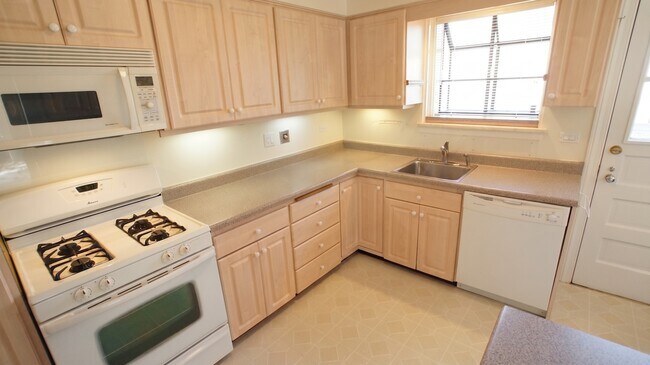 Building Photo - 460 Highcrest Dr